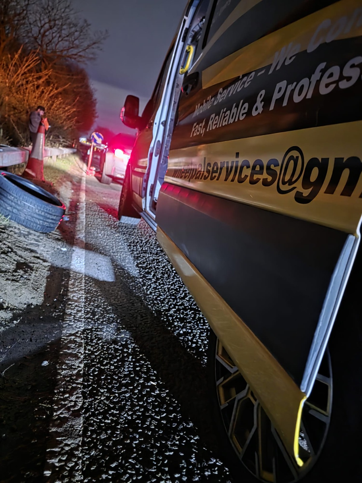 24 Hour Emergency Tyre Fitting Stockport O&A Tyres mobile service van providing 24 hour emergency tyre fitting roadside in Stockport