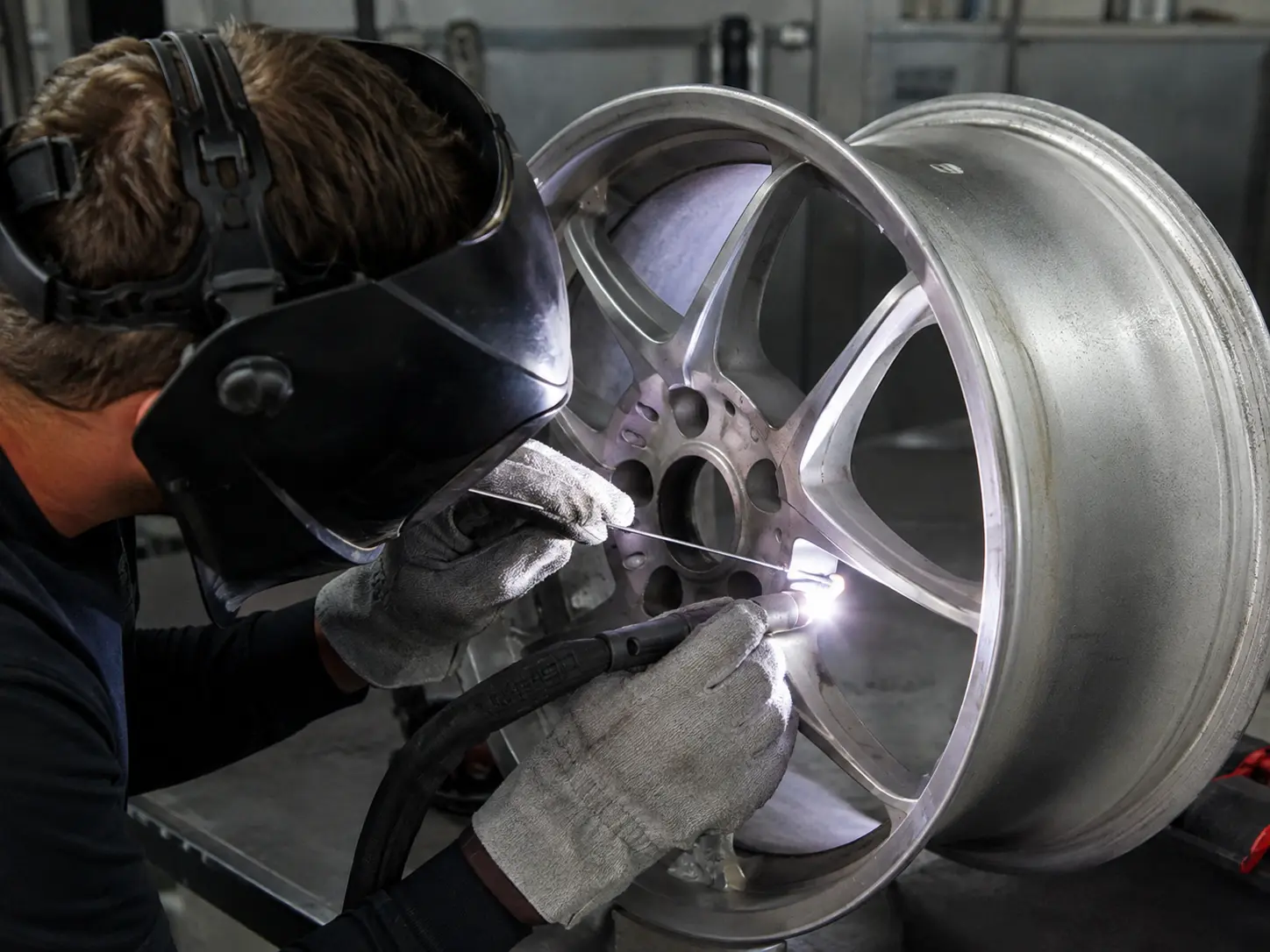 Mobile alloy wheel welding and cracked alloy wheel repair in Stockport by O&A Tyres